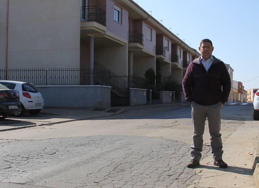 El Teniente de Alcalde en una de las calles incluidas en este plan.