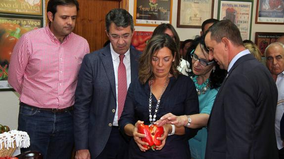 Milagros Marcos, en el cenetro, inaugura al Feria del Pimiento de Fresno de la Vega. 