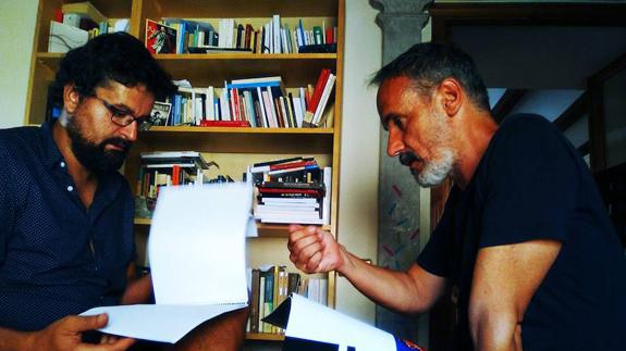 El director de la película 'Occidente', que se rodará en el Bierzo el próximo diciembre, Jorge Acebo (I), junto a su protagonista, el actor Francesc Garrido (D)