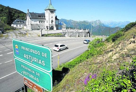 El Parador de Pajares, al fondo de la imagen, en la frontera entre Asturias y León.