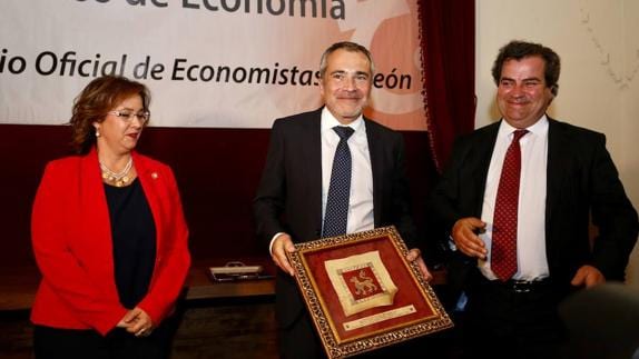 El director general de Cupa Group, Javier Fernández, recoge el premio Fernando Becker Gómez del Colegio de Economistas de León y de la Fundación Monteleón. 