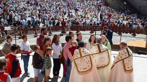 Las familias del colegio Peñacorada entregan la Beca de honor del colegio a la Virgen de Torreciudad