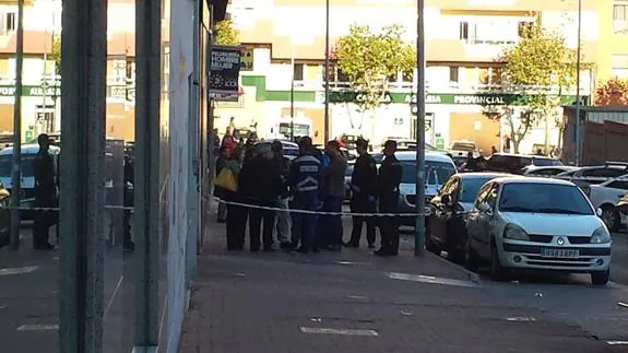 Presencia policial en la calle Donantes de Sangre de Zamora.
