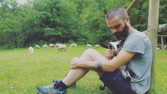 Coque Fernández, con uno de los animales del Santuario.