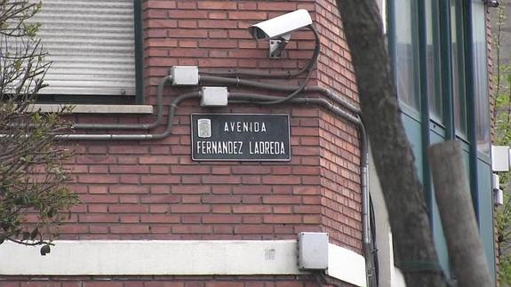 Placa en la Avenida Fernández Ladreda, ministro en la dictadura de Franco.