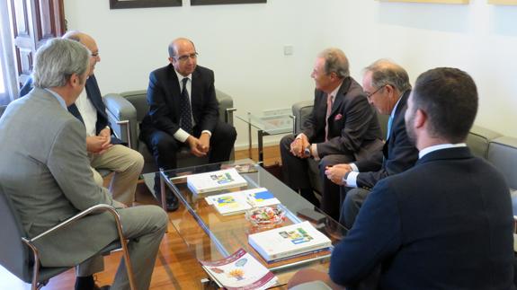 Reunión en el Palacio de los Guzmanes.