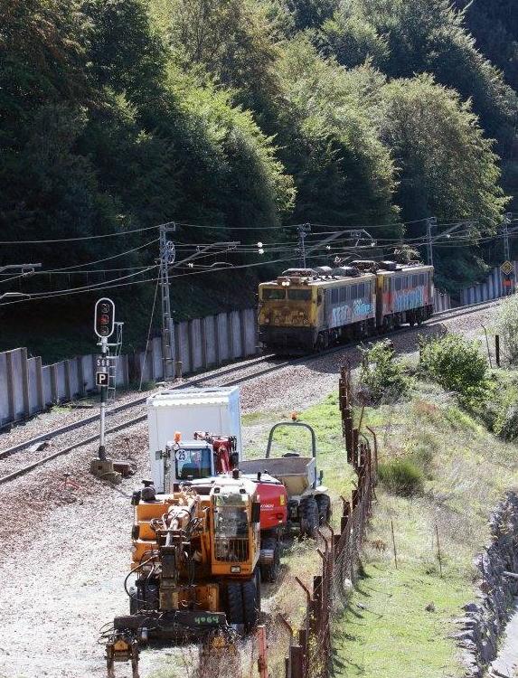 Máquinas, en la zona en la que tuvo lugar el accidente del Alvia procedente de Barcelona la noche del pasado viernes.