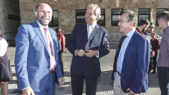 Fernando García Delgado, en el centro, momentos antes de inicar la jornada.