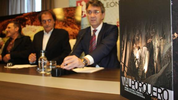 Presentación del Libro 'Cueva de Valporquero', con Juan Martínez Majo en segundo término.