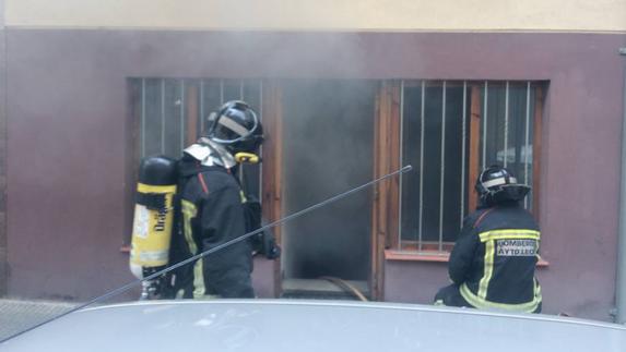 Los bomberos sofocan un fuego en la calle San Juan.