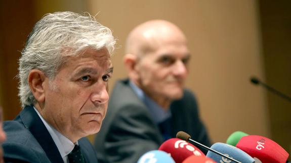 Carlos Ranera (I) y Francisco García Navas durante la presentación del Informe de Previsiones de Económicas de Castilla y León de EspañaDuero