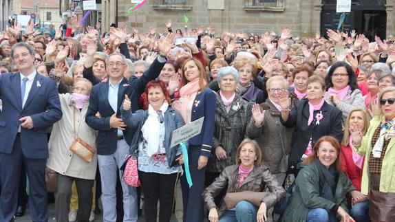 Cientos de mujeres masectomizadas en la Plaza Mayor de Astorga.