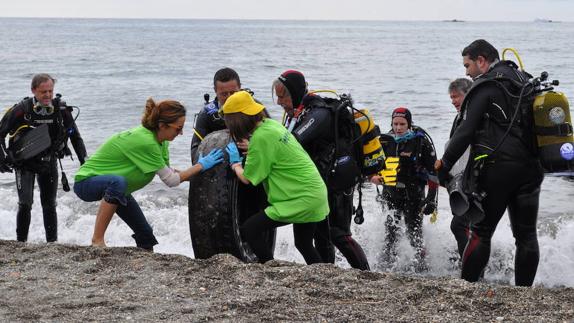 IBuzos leonesese haciendo una limpieza de fondos marinos.