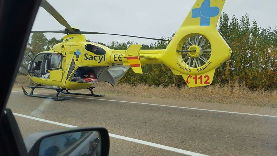 Helicóptero del Sacyl en el lugar del accidente.