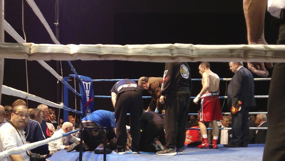 Saúl Tejada, en la lona, tras abandonar en el noveno asalto.