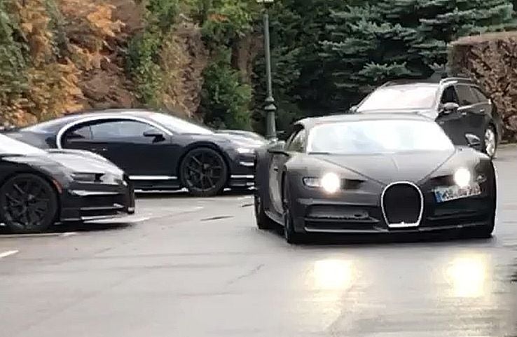 Los tres Bugatti Chiron este lunes en el Hostal de San Marcos.