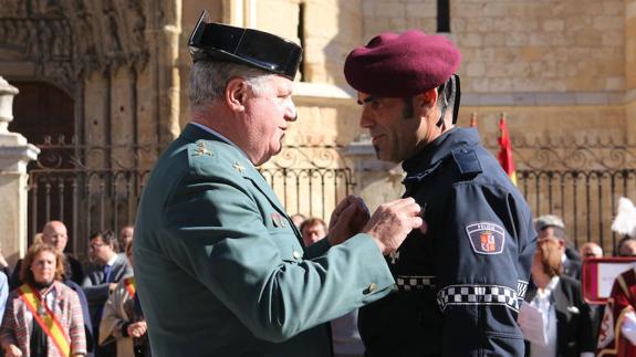 Imposición de la medalla al Mérito de la Policía Local a uno de los agentes que intervinieron en los violentos hechos de agosto. 