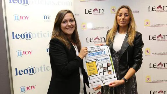 La concejal de Juventud y Participación Ciudadana, Marta Mejías, junto a la directora general de leonoticias, Yolanda Barrientos, con el cartel del concurso. 