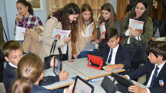 140 alumnos de Magisterio de la ULE visitan el colegio Peñacorada