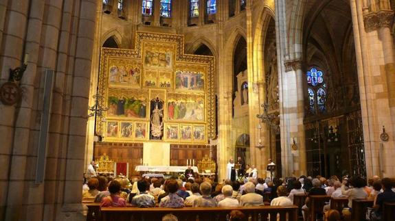 El obispo preside la conmemoración de los  difuntos de la Diócesis con una misa en la catedral