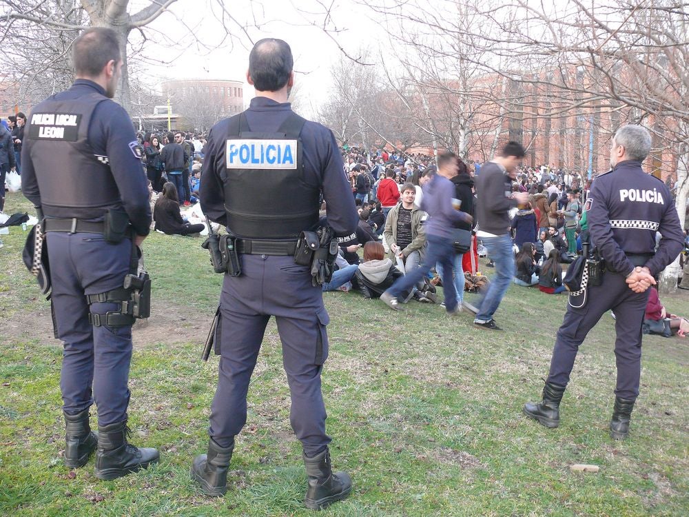 Efectivos de la Policía Local con sus chalecos antibala.