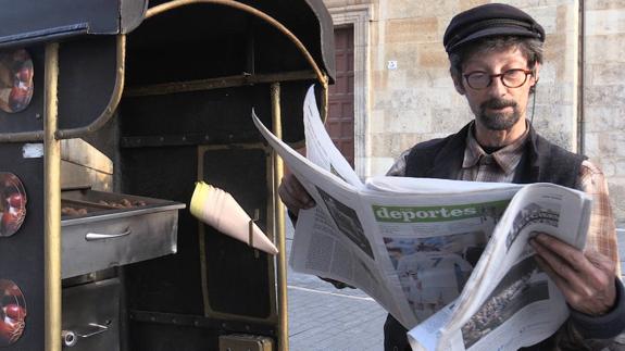 En sus ratos libres, Ángel aprovecha para leer el periódico.
