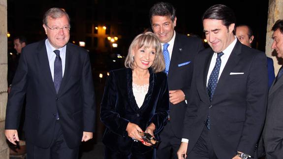 El alcalde de León, Antonio Silván (I); Julio César Álvarez (CD), presidente del Círculo Empresarial Leonés, y Juan Carlos Suárez, delegado del Gobierno(D), acompañan a la directora general de Transleyca, Mar Casas. 