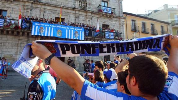 Un aficionado con la bufanda de la Ponferradina.