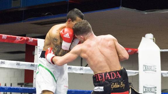Ángel Moreno, durante el combate con el calzón de Saúl Tejada. 