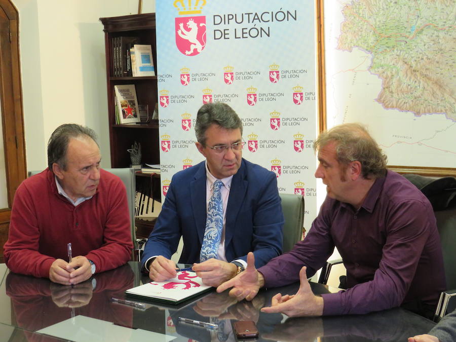 Juan Martínez Majo en la firma del convenio.