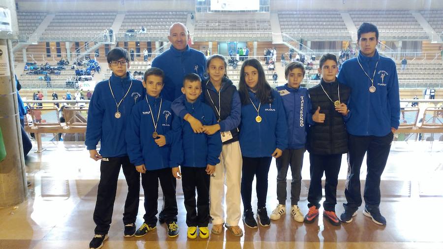 Los miembros del club leonés posan con sus medallas.