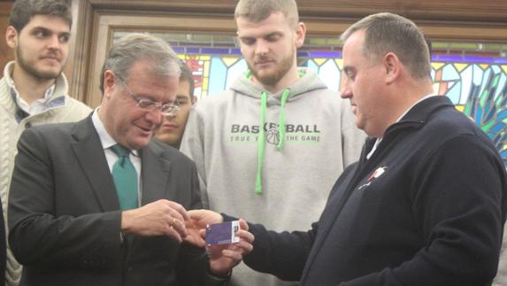 Silván recibió el carnet de abonado de Agustinos.