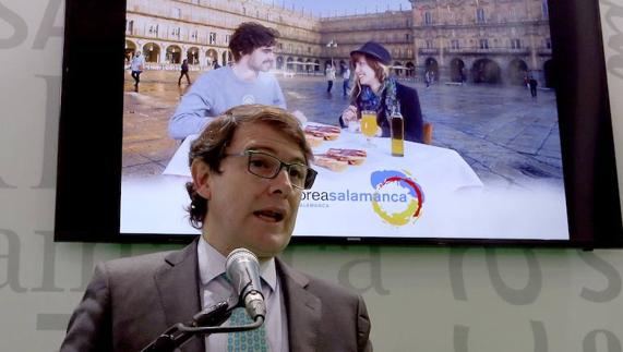 El alcalde de Salamanca, Alfonso Fernández Mañueco, presenta las oferta de la ciudad dentro de la Feria de Turismo Intur.