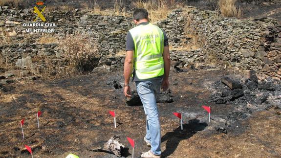 Efectivo de la Guardia Civil investigando un incendio insitu