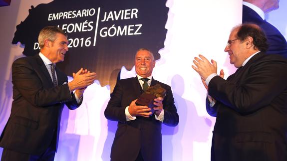 Javier Cepedano, presidente de la Fele; Javier Gómez, empresario leonés del año, y Juan Vicente Herrera, presidente de la Junta de Castilla y León.
