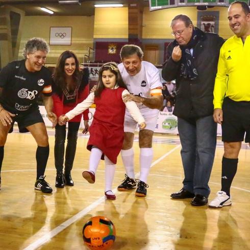 Lucía realiza el saque de honor del desafío.