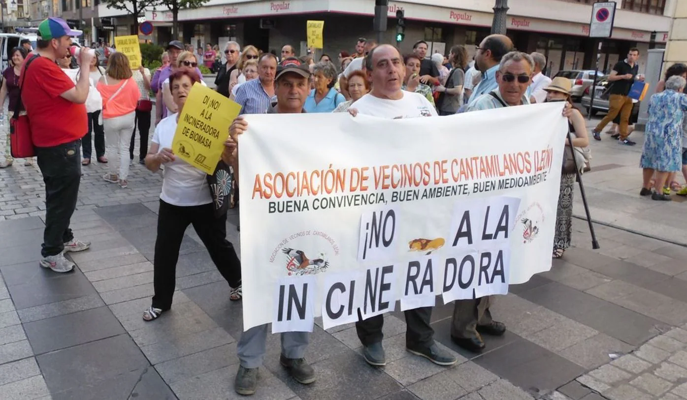 Vecinos de Cantamilanos, durante una de sus protestas.