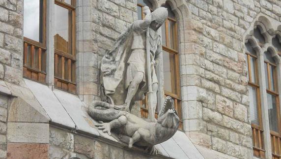 San Jorge, en la fachada de Botines.