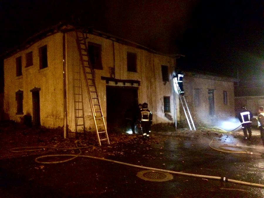 Bomberos de León interviniendo en el lugar del incendio.