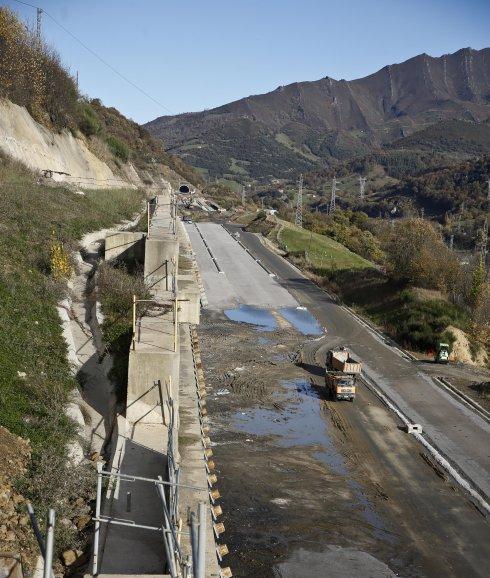 Acciona avanza en la contención de la ladera y la culminación de la plataforma, para que Dragados monte la vía sobre ella. 