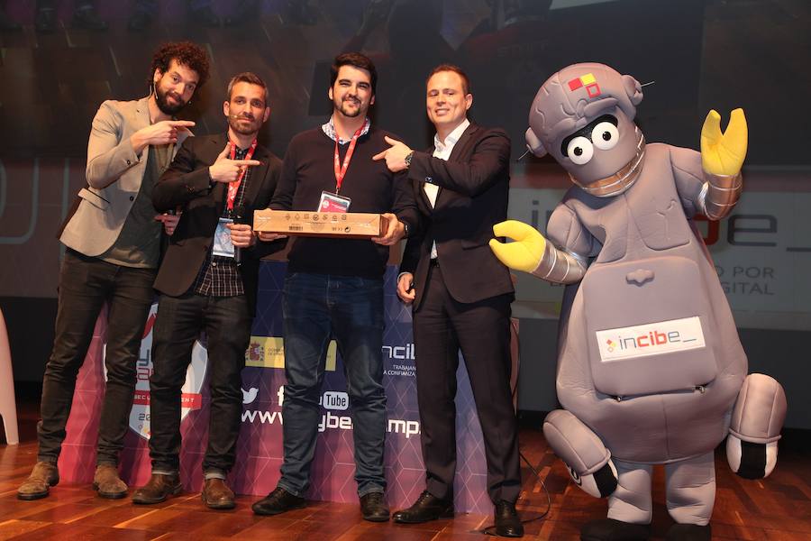 Juan José Torres, vencedor del software seguro, junto a Juan y Damína, el director del Incibe y la mascota del Cybercamp.  