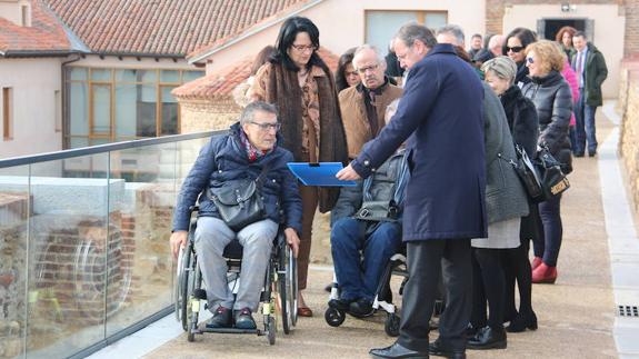 Silván presenta el proyecto de la muralla paseable a los presidentes de Aspaym y Ambi y a la subdelegada del Gobierno