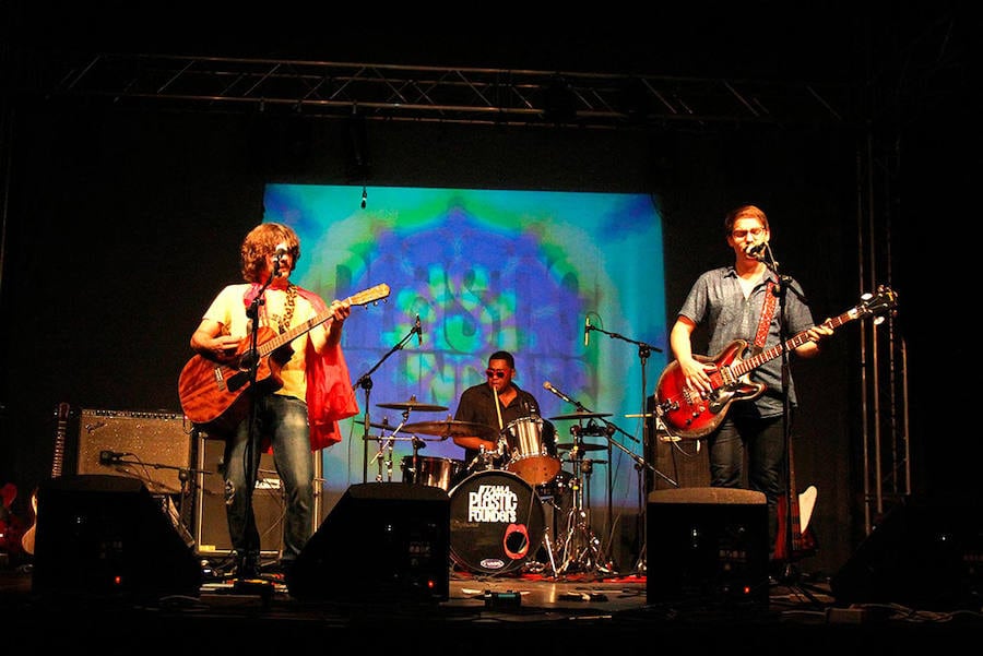 El grupo The Plastic Founders durante un concierto.