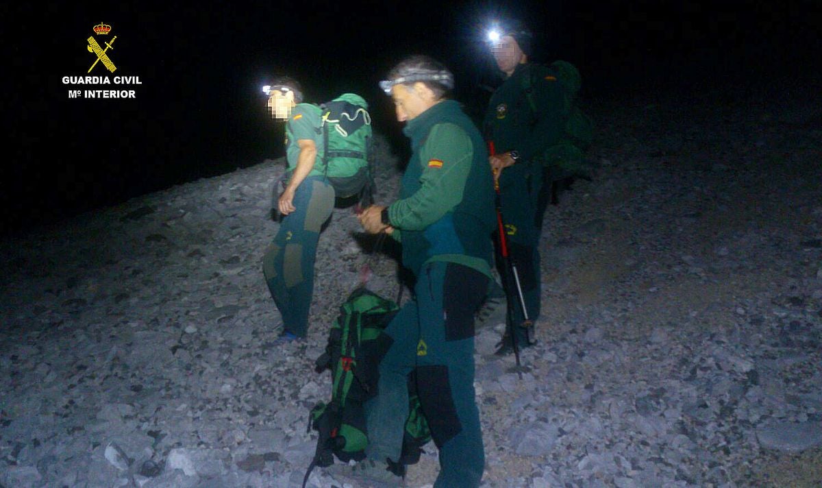 Efectivos de la Guardia Civil, durante el rescate.