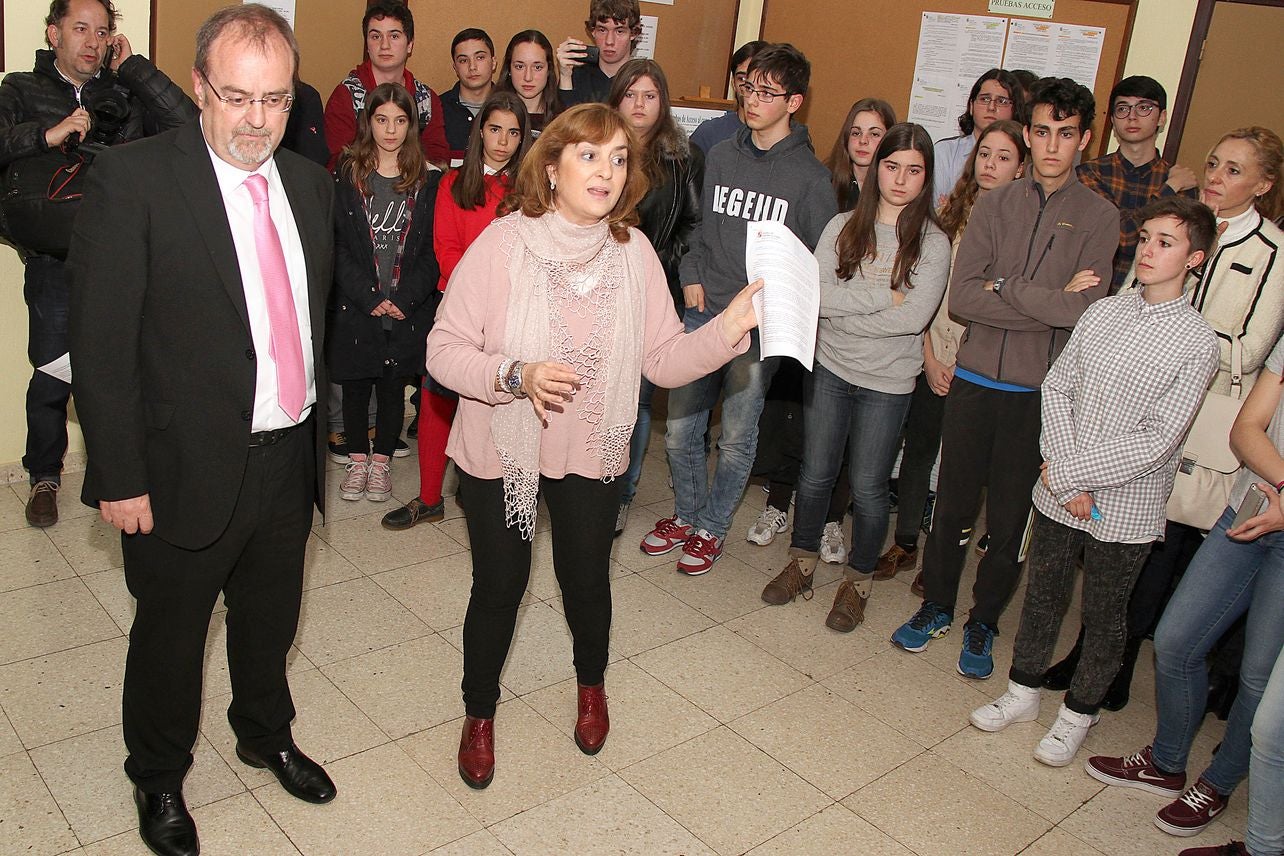 Imagen del encuentro del consejero con estudiantes del Conservatorio.