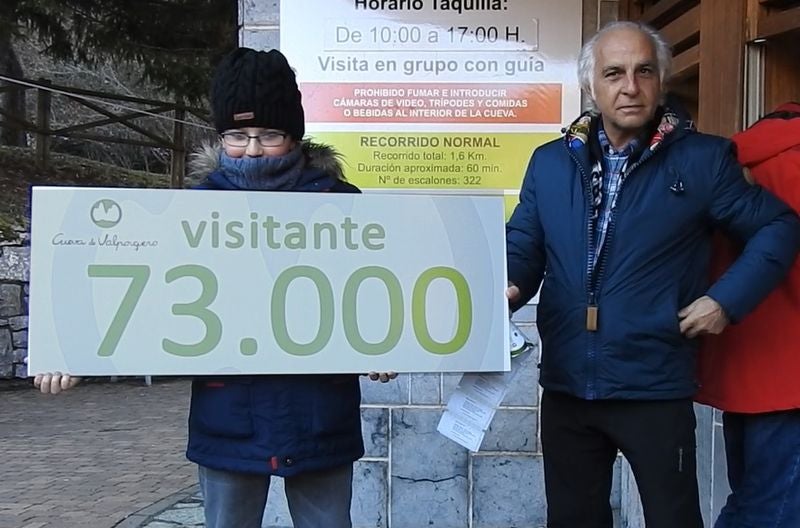 El joven Óscar Rama, visitante 73.000 de Valporquero, junto al diputado Miguel Ángel del Egido.