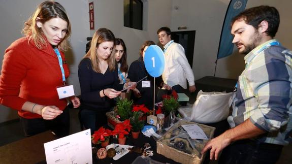 Trabajadores de HP España fabricando los muebles de las viviendas.