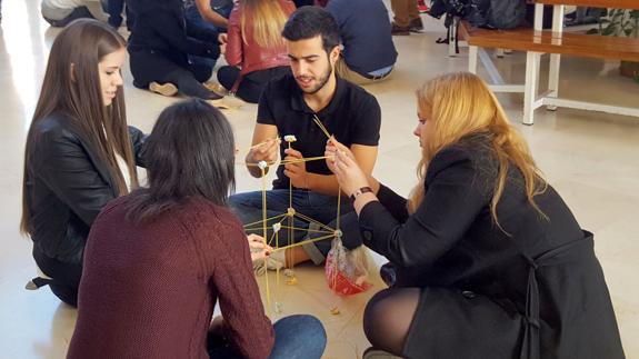 Estudiantes de Económicas en la acción benéfica.