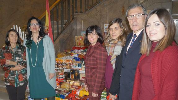 La subdelegada en el acto de entrega de los alimentos.