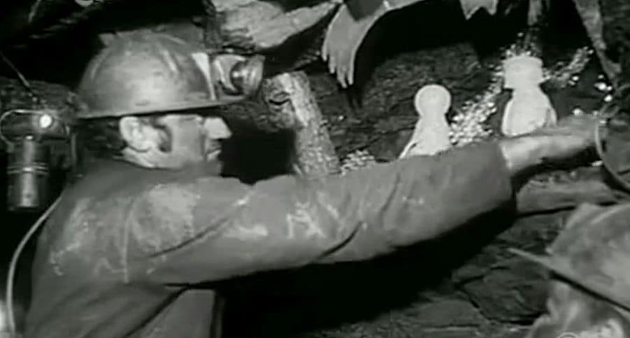 Un minero coloca el Belén en el interior del pozo en 1975.